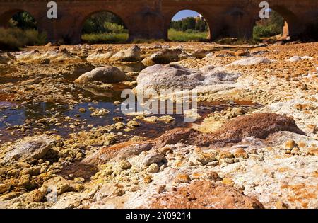 Brücke über den sauren rio (Fluss) Tinto in Niebla (Huelva), Spanien, Europa Stockfoto