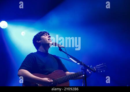 Jedburgh, Großbritannien. September 2024. EdgeFest 2024, Musikfestival. Jake Bugg trat auf der Bühne beim EdgeFest 2024 auf, Einem neuen Musikfestival in den Scottish Borders, das in Lilliardsedge in der Nähe von Jedburgh stattfindet. Das zweite Jahr der Veranstaltung zieht große Menschenmassen an. Main Stage Line Up Day Two 13:00 - SPILT MILK 14:10 - SCOOTY AND THE SKYHOOKS 15:25 - LUCY SPRAGGAN 16:45 - SCOUTING FOR GIRLS 18:15 - JAKE BUGG 19:45 - CALLUM BEATTIE 21:15 - UB40 MIT ALI CAMPBELL ( Credit: Rob Gray/Alamy Live News) Stockfoto