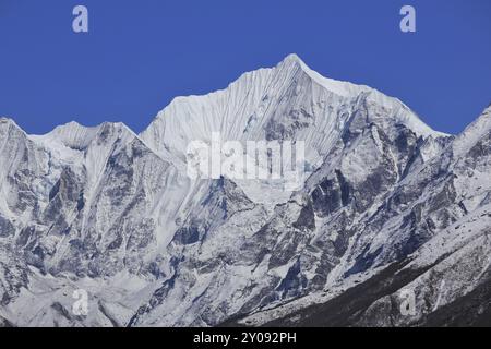 Wunderschön geformter hoher Berg aus Mundu, Langtang Valley, Nepal. Gangchempo Stockfoto