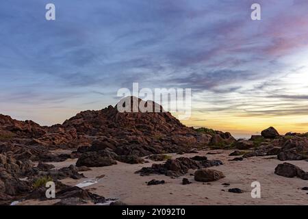 Sonnenuntergang und Horizont-Linie bei All Saints Bay in der Stadt Salvador, Bahia Stockfoto