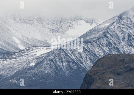 Schneebedeckte Berglandschaft, Naturschutzgebiet Sjaunja, Laponia-Weltkulturerbe, Norrbotten, Lappland, Schweden, September 2012, Europa Stockfoto