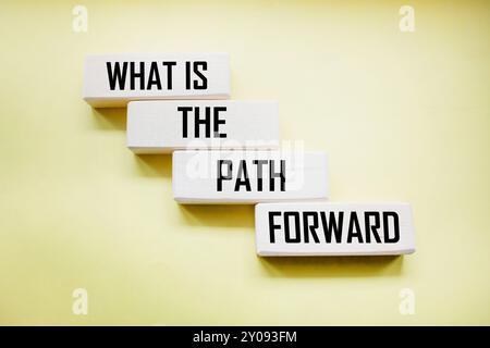 Was ist der Text für den Weg nach vorne auf Holzblöcken? Geschäftskonzept. Stockfoto