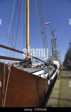 Den Helder, Niederlande. april 2023. Details eines alten Schoners im Hafen von den Helder Stockfoto