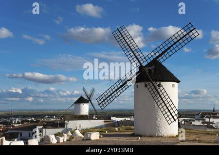 Windmühle in einem Dorf mit weißen Häusern und weiten Aussichten unter klarem Himmel, Windmühlen, Campo de Criptana, Provinz Ciudad Real, Castilla-La Mancha, Don Stockfoto