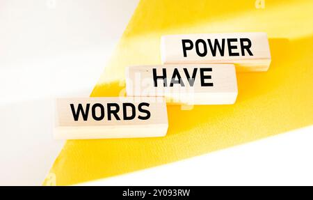 Wörter haben die Kraft von Buchstaben Wörter auf weißem und gelbem Hintergrund Stockfoto