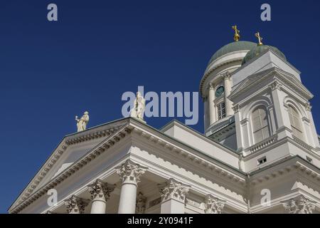 Detaillierte Ansicht einer Kathedrale mit großer Kuppel und Statuen auf Säulen, Helsinki, Finnland, Europa Stockfoto