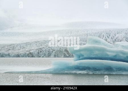 Nahaufnahme des Eisbergs in der Gletscherlagune Fjallsarlon im Vatnajokull-Nationalpark, Island, Europa Stockfoto