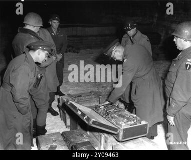 General Dwight D. Eisenhower, General Omar Bradley und General George S. Patton untersuchen einen Koffer mit von den Nazis geplündertem Silbergut, der in der Salzmine Merkers versteckt war. Stockfoto