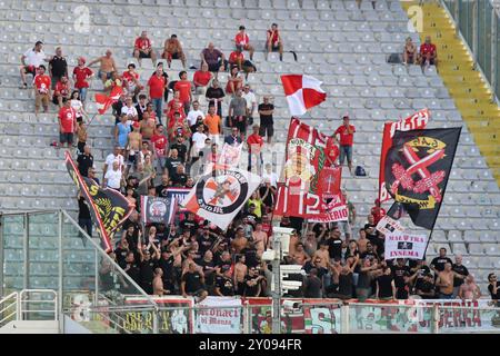 Florenz, Italien. September 2024. AC Monza Fans beim dritten Fußballspiel der Serie A zwischen Fiorentina und Monza im Artemio Franchi Stadion in Florenz, Italien - Sonntag, 1. September 2024. Sport - Fußball (Foto AC Monza/LaPresse von Studio Buzzi) Credit: LaPresse/Alamy Live News Stockfoto