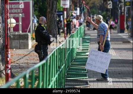 Erfurt, Deutschland. September 2024. Das landtagsgelände wurde von der Polizei komplett mit Zäunen abgesperrt. Die Landtagswahl in Thüringen fand am Sonntag statt. Quelle: Heiko Rebsch/dpa/Alamy Live News Stockfoto