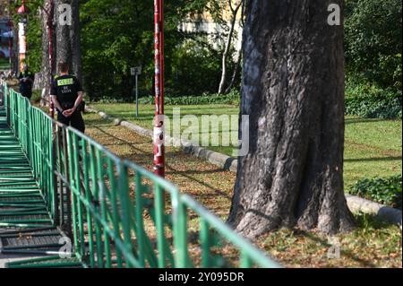 Erfurt, Deutschland. September 2024. Das landtagsgelände wurde von der Polizei komplett mit Zäunen abgesperrt. Die Landtagswahl in Thüringen fand am Sonntag statt. Quelle: Heiko Rebsch/dpa/Alamy Live News Stockfoto