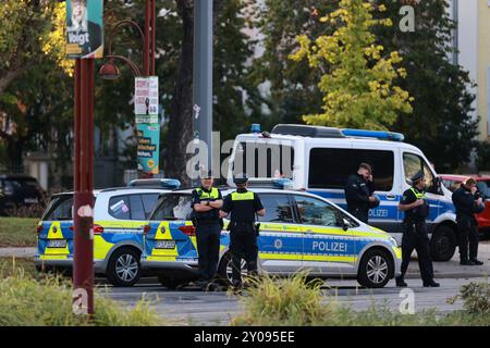 Erfurt, Deutschland. September 2024. Polizeibeamte sperren die Straßen rund um den thüringischen landtag ab. Die Landtagswahl in Thüringen fand am Sonntag statt. Quelle: Michael Reichel/dpa/Alamy Live News Stockfoto