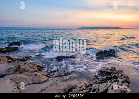 Farbenfroher Sonnenuntergang an der Makarska Riviera, beliebte touristische Küste der Adria im Kreis Split-Dalmatien der Republik Kroatien Stockfoto