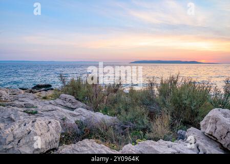 Farbenfroher Sonnenuntergang an der Makarska Riviera, beliebte touristische Küste der Adria im Kreis Split-Dalmatien der Republik Kroatien Stockfoto