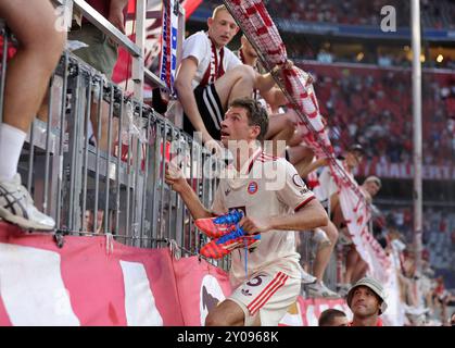 MÜNCHEN – 01. SEPTEMBER: Thomas Mueller von Bayern München feiert mit Fans, nachdem er nach dem Bundesliga-Spiel zwischen dem FC Bayern München und dem Sport-Club Freiburg am 01. September 2024 in der Allianz Arena in München der FC Bayern München die meisten Spiele für den FC Bayern München gespielt hat. © diebilderwelt / Alamy Stock Stockfoto