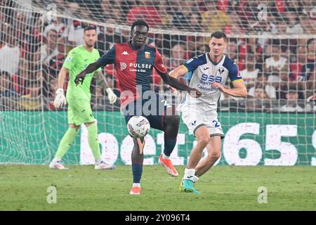 Genua, Italien. September 2024. Genuas Jeff Ekhator kämpft um den Ball während des Fußballspiels der Serie A zwischen Genua und Hellas Verona im Luigi Ferraris Stadion in Genua, Italien - Samstag, den 01. September 2024. Sport - Fußball . (Foto: Tano Pecoraro/Lapresse) Credit: LaPresse/Alamy Live News Stockfoto