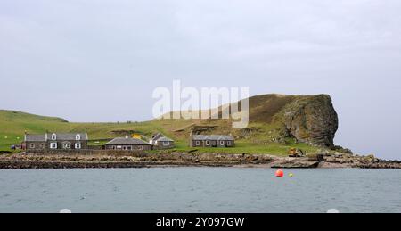 Datei Foto von Sanda Island fotografiert 2012: Die Privatinsel Sanda vor der Kintyre-Halbinsel in Argyll wurde verkauft. Berichten zufolge umfasst die Insel eine eigene Taverne, sieben Häuser, einen Leuchtturm, einen Pier, eine Hutbahn, ein Hubschrauberlandeplatz und mehrere Sandstrände. Die Insel liegt 21 km auf dem Seeweg südlich von Campbeltown und nur 32 km von Ballycastle in Nordirland entfernt. Es hatte in seiner Geschichte eine Reihe verschiedener Besitzer, darunter 1969 Jack Bruce, ein Mitglied der Rockgruppe Cream. Berühmt wurde es auch durch den Weihnachtshit von Sir Paul McCartney und Wings Mull of Kin aus dem Jahr 1977 Stockfoto