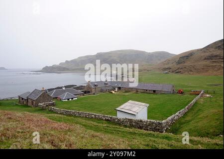 Datei Foto von Sanda Island fotografiert 2012: Die Privatinsel Sanda vor der Kintyre-Halbinsel in Argyll wurde verkauft. Berichten zufolge umfasst die Insel eine eigene Taverne, sieben Häuser, einen Leuchtturm, einen Pier, eine Hutbahn, ein Hubschrauberlandeplatz und mehrere Sandstrände. Die Insel liegt 21 km auf dem Seeweg südlich von Campbeltown und nur 32 km von Ballycastle in Nordirland entfernt. Es hatte in seiner Geschichte eine Reihe verschiedener Besitzer, darunter 1969 Jack Bruce, ein Mitglied der Rockgruppe Cream. Berühmt wurde es auch durch den Weihnachtshit von Sir Paul McCartney und Wings Mull of Kin aus dem Jahr 1977 Stockfoto