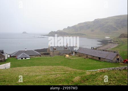 Datei Foto von Sanda Island fotografiert 2012: Die Privatinsel Sanda vor der Kintyre-Halbinsel in Argyll wurde verkauft. Berichten zufolge umfasst die Insel eine eigene Taverne, sieben Häuser, einen Leuchtturm, einen Pier, eine Hutbahn, ein Hubschrauberlandeplatz und mehrere Sandstrände. Die Insel liegt 21 km auf dem Seeweg südlich von Campbeltown und nur 32 km von Ballycastle in Nordirland entfernt. Es hatte in seiner Geschichte eine Reihe verschiedener Besitzer, darunter 1969 Jack Bruce, ein Mitglied der Rockgruppe Cream. Berühmt wurde es auch durch den Weihnachtshit von Sir Paul McCartney und Wings Mull of Kin aus dem Jahr 1977 Stockfoto