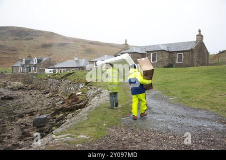 Datei Foto von Sanda Island fotografiert 2012: Die Privatinsel Sanda vor der Kintyre-Halbinsel in Argyll wurde verkauft. Berichten zufolge umfasst die Insel eine eigene Taverne, sieben Häuser, einen Leuchtturm, einen Pier, eine Hutbahn, ein Hubschrauberlandeplatz und mehrere Sandstrände. Die Insel liegt 21 km auf dem Seeweg südlich von Campbeltown und nur 32 km von Ballycastle in Nordirland entfernt. Es hatte in seiner Geschichte eine Reihe verschiedener Besitzer, darunter 1969 Jack Bruce, ein Mitglied der Rockgruppe Cream. Berühmt wurde es auch durch den Weihnachtshit von Sir Paul McCartney und Wings Mull of Kin aus dem Jahr 1977 Stockfoto