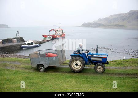 Datei Foto von Sanda Island fotografiert 2012: 1. September 2024: Die Privatinsel Sanda vor der Kintyre-Halbinsel in Argyll wurde laut Berichten verkauft. Die Insel verfügt über eine eigene Taverne, sieben Häuser, einen Leuchtturm, einen Pier, eine Slipway, ein Hubschrauberlandeplatz und mehrere Sandstrände. Die Insel liegt 21 km auf dem Seeweg südlich von Campbeltown und nur 32 km von Ballycastle in Nordirland entfernt. Es hatte in seiner Geschichte eine Reihe verschiedener Besitzer, darunter 1969 Jack Bruce, ein Mitglied der Rockgruppe Cream. Berühmt wurde es auch durch den Weihnachtshit von Sir Paul McCartney aus dem Jahr 1977 Stockfoto