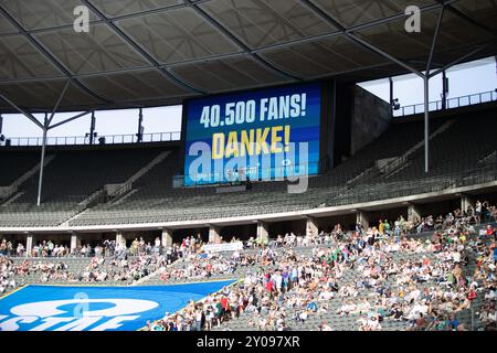 Berlin, Deutschland, 1. september 2024 Eine große Videoanzeigetafel zeigt eine Nachricht an, in der 40.500 Fans für ihre Teilnahme am ISTAF 2024-Leichtathletiktreffen im Olympiastadion bedankt werden. Das historische Leichtathletik-Event zog eine riesige Menge von Sportbegeisterten in die deutsche Hauptstadt und füllte die legendären Stadionstände, um Weltklasse-Auftritte zu feiern. Quelle: Felix Wolf/Alamy Live News Stockfoto