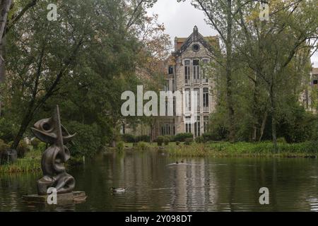 Verlassene Gebäude altes Thermalkrankenhaus mit einem See und D. Carlos I Park in Caldas da Rainha Stockfoto