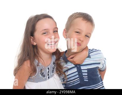 Porträt zweier fröhlicher Geschwister, kleiner Junge und Mädchen auf weißem Hintergrund Stockfoto