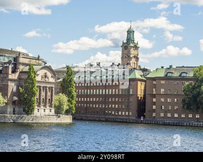 Blick auf die historische Stadt mit Fluss und Kirchturm im Hintergrund unter blauem Himmel, stockholm, ostsee, schweden, skandinavien Stockfoto