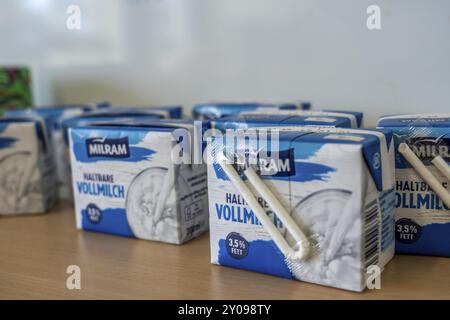 Klassenzimmer der vierten Klasse, nach der Schule ist das Gebäude älter, aber in gutem Zustand, Schulverpflegung, UHT-Milch Stockfoto