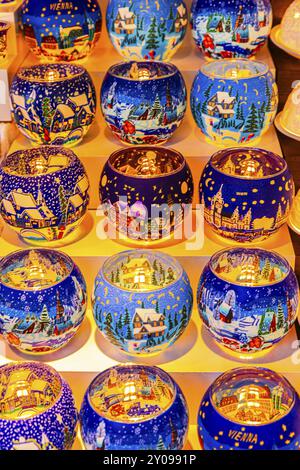 Bunte Teelichter in einem Verkaufsstand auf dem Weihnachtsmarkt im Rathaus, Wien, Österreich, Europa Stockfoto