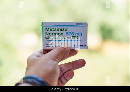 Viladecans, Barcelona-01.09.2024: Grün-weiße Verpackung des potenten Analgetikums Metamizol Normon mit eindeutiger Dosierungsinformation. Perfekt für EDU Stockfoto