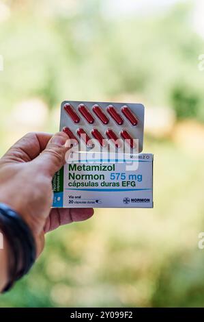 Viladecans, Barcelona-01.September 2024: Nahaufnahme der medizinischen Box mit oral indiziertem Metamizol Normon mit 20 Einheiten. Perfekt für Personen Stockfoto