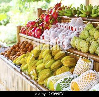 Open-Air-Obst-Markt im Dorf in Thailand Stockfoto