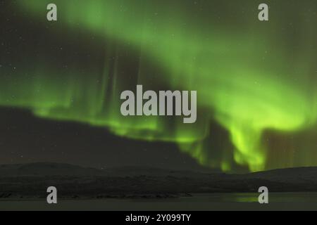 Nordlichter (Aurora borealis) über dem gefrorenen See Tornetraesk, Norrbotten, Lappland, Schweden, Januar 2014, Europa Stockfoto