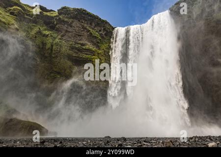 Skogafoss Wasserfall im südlichen Teil Islands an einem Sommertag Stockfoto