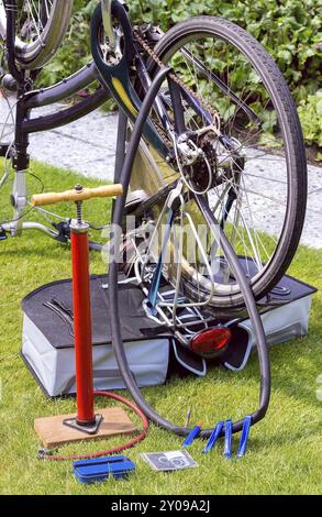 Fahrrad kopfüber auf dem Rasen außerhalb für Reifen Reparatur Stockfoto