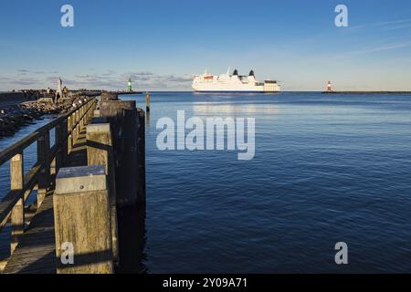 Pier an der Ostseeküste in Warnemünde Stockfoto