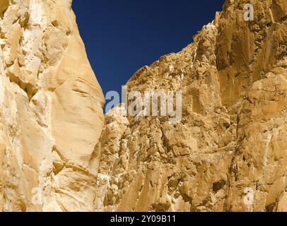 Hohe felsige Berge vor dem blauen Himmel in der Wüste in Ägypten Dahab South Sinai Stockfoto