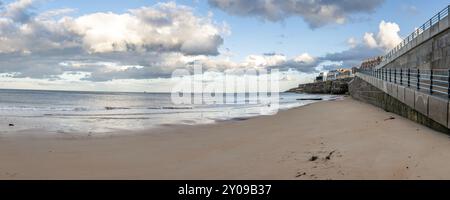 Whitley Bay, Tyne and Wear, England, Großbritannien, September 09, 2018: der Whitley Sands Beach mit Blick nach Süden zur Promenade Stockfoto