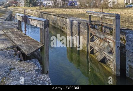 Schleuse am historischen Ludwig-Donau-Hauptkanal in Kelheim Stockfoto