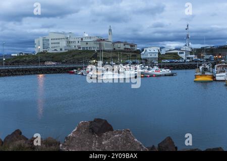 STYKKISHOLMUR, ISLAND, 21. JUNI: Ruhiger Hafen mit angelegten Fischerbooten am 21. Juni 2013 in Stykkisholmur, Island, Europa Stockfoto