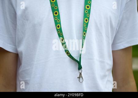 Sonnenblumen-Trageschlaufe, Symbol für Menschen mit unsichtbaren oder versteckten Behinderungen. Stockfoto