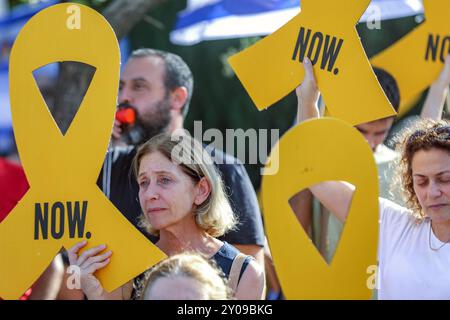 Jerusalem, Israel. 1. September 2024 Demonstranten in einer Demonstration in Jerusalem heute, in der sie die Regierung auffordern, eine dringende Vereinbarung mit der Hamas zu treffen, bevor weitere Geiseln getötet werden. Die Demonstranten halten Schilder mit einem gelben Band, das diesen Protest symbolisiert. Auf dem Schild steht: "Jetzt". Quelle: Yoram Biberman/Alamy Live News. Stockfoto