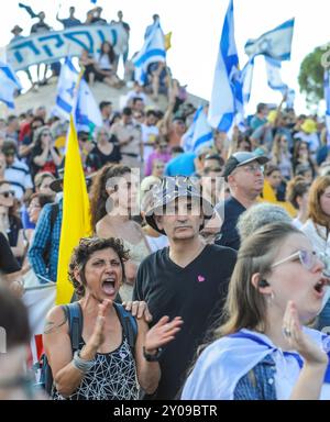 Jerusalem, Israel. 1. September 2024 Demonstranten in einer Demonstration in Jerusalem heute, in der sie die Regierung auffordern, eine dringende Vereinbarung mit der Hamas zu treffen, bevor weitere Geiseln getötet werden. Viele Demonstranten halten die israelische Flagge; vielleicht sehen Sie eine wütende Demonstrantin im Vordergrund. Auf dem Schild im Hintergrund steht: „Deal“. Quelle: Yoram Biberman/Alamy Live News. Stockfoto