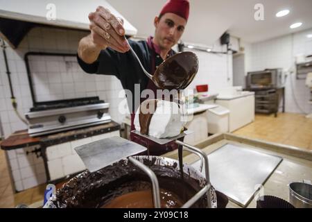 Fabricacion artesanal de Quartos Embatumats, Jordi Cassasayas, Bomboneria confiteria Can Frasquet, Palma, Mallorca, Islas Baleares, Espana, Europa Stockfoto