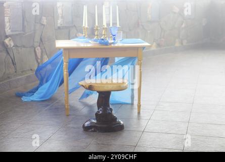 Tischdekoration im Vintage-Stil ist mit Kerzen in goldenen und blauen Farben dekoriert. Stockfoto