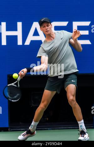 Jannik Sinner (ITA) tritt in Runde 1 der US Open Tennis 2024 an. Stockfoto