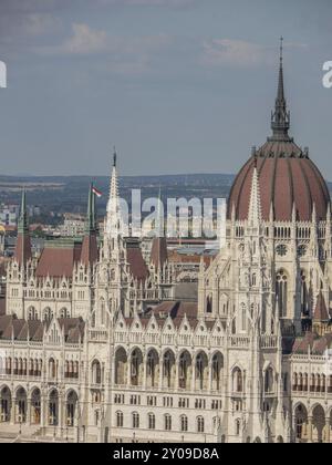 Die imposante Kuppel und Türme des parlamentsgebäudes prägen das Stadtbild budapest, donau, ungarn Stockfoto