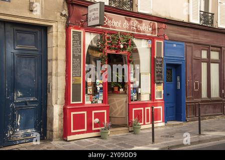 Paris, Frankreich. August 2022. Bistrot in Montmartre, einem der lebhaftesten und beliebtesten Viertel von Paris, der französischen Hauptstadt Stockfoto